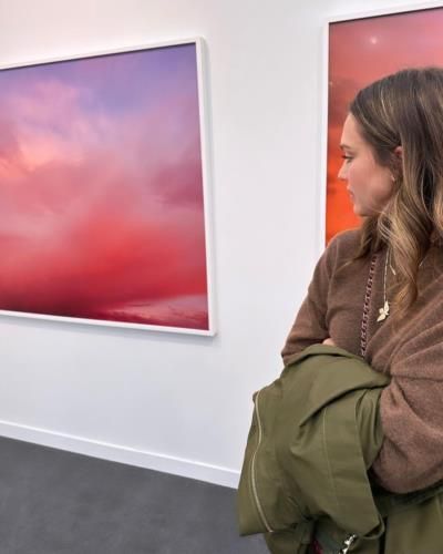 Jessica Alba's Reflective Moment: Admiring Art