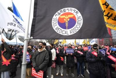 South Korea Striking Doctors Face License Suspensions