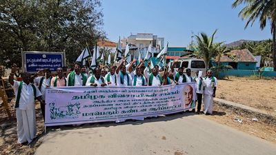 Farmers protest on T.N. - A.P. border in Tirupattur against new check dam across Palar