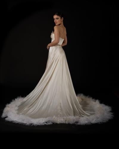 Elegance And Grace: Catarina Ferreira's Stunning White Gown Look