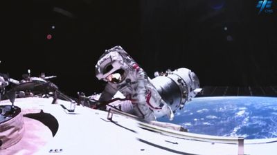 Watch Chinese astronauts fix Tiangong space station solar wing in 8-hour spacewalk (video)