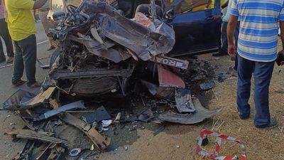 Five of a Hyderabad family perish in ghastly road mishap in Nandyal district