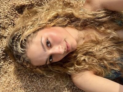 Camila Díaz Radiates Beauty In Beach Snapshot