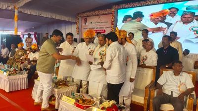 Maharashtra farmers meet Karnataka CM seeking water supply