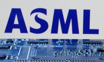 Dutch ministers trying to stop tech firm ASML moving abroad over foreign labour fears