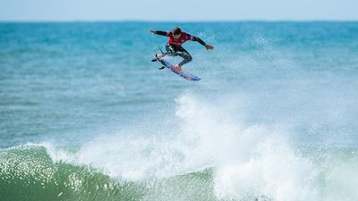 Aussie Robinson flies high at Portugal surf event