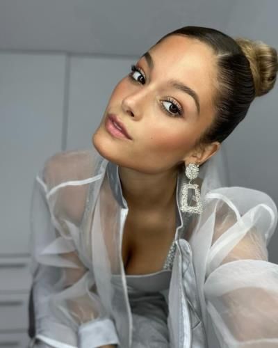 Silver Style Sensation: Camila Diaz Daneri Shines In Selfies