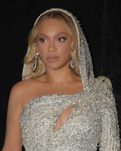 Nashaira Belisa Shines In Stunning Silver Ensemble