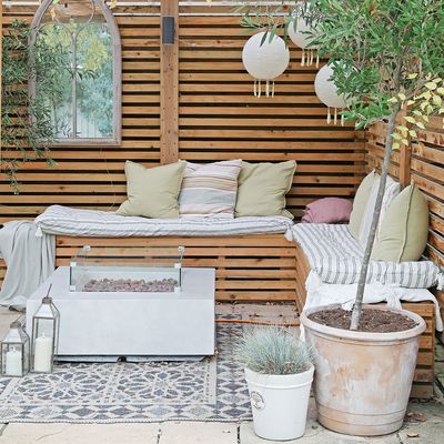 How to arrange pots in the garden - 5 things to consider when adding them to your outside space