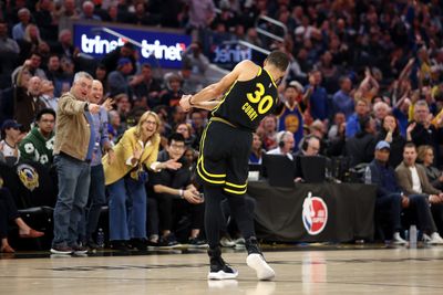 Stephen Curry hits epic golf swing celebration after nailing 3-pointer against Milwaukee Bucks