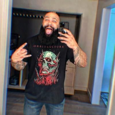 Eric Thames Showcases Stylish Selfie With Confidence And Flair