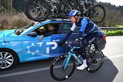 Chris Froome abandons Tirreno-Adriatico with fractured wrist
