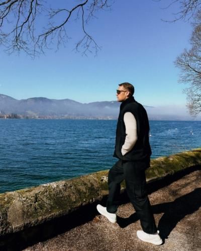 Manuel Neuer's Effortless Riverside Style: Sophistication Meets Relaxation
