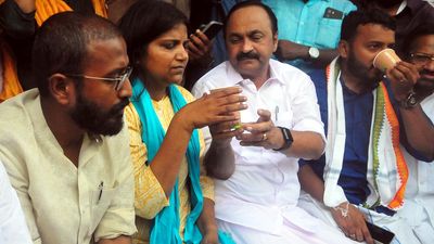 Congress leaders end indefinite fast after govt. nod for CBI probe into Sidharthan’s death