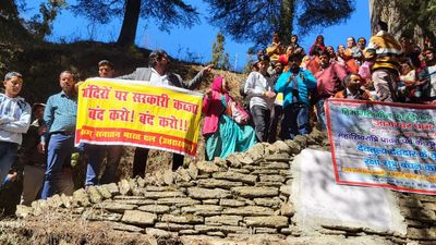 Hundreds turn up to save trees in Uttarakhand