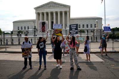 Latinas Prioritize Issues Beyond Abortion in Voting Decisions, Survey Finds