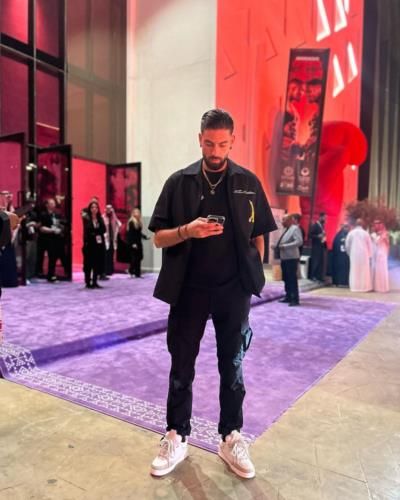 Yannick Carrasco Rocks Effortlessly Cool Black Ensemble