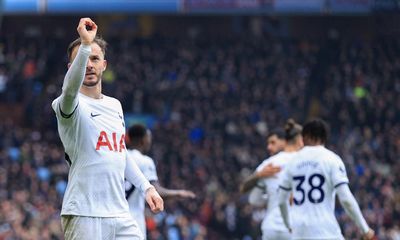 Tottenham thrash 10-man Aston Villa to close gap in top-four race