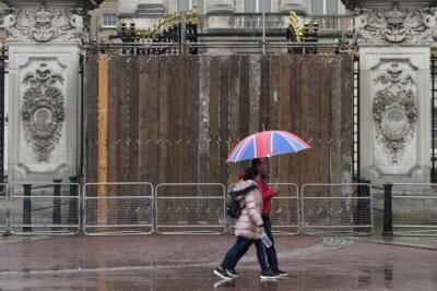 Man Arrested For Crashing Car Into Buckingham Palace Gates