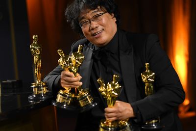 How much do the Oscars statuettes actually weigh?