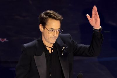 Yes, Robert Downey Jr. is surprisingly the first former SNL cast member to win an Oscar