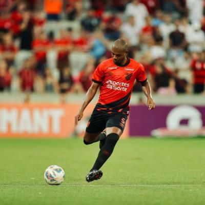 Fernandinho's Precision And Focus: A Snapshot Of Football Excellence