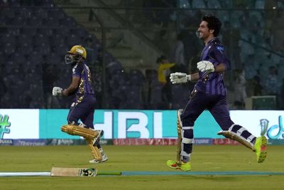PSL: Quetta Gladiators secure playoff berth with thrilling last-ball victory