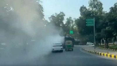 Delhi: Heavy smoke engulfs DTC Bus on Janpath Road