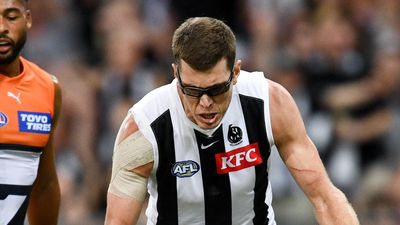 Magpies' Cox apologises for pushing Giants' ruck coach