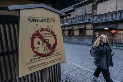 Kyoto Seeks To Guard Geishas From Tourist 'Paparazzi'