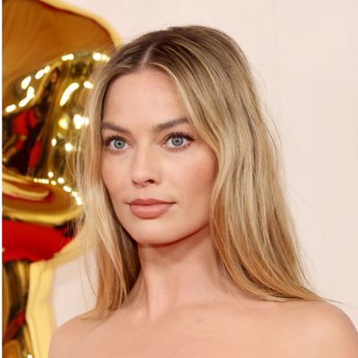 These are the 5 key products you need to recreate Margot Robbie's Oscars beauty look
