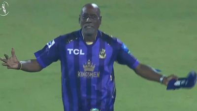 Watch: Viv Richards charges on the field in celebration as Mohammad Wasim's last-ball six sends Quetta Gladiators to PSL playoffs
