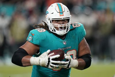 Panthers make major move for ex-Dolphins guard (and #THICCSIX star) Robert Hunt