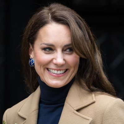 Why Wasn’t Princess Kate Wearing Her Engagement Ring or Wedding Band in *That* Photo? Kensington Palace Explains (Kind Of)