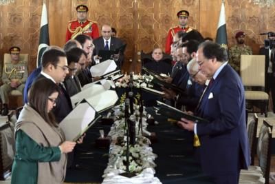 Pakistan's New Cabinet Sworn In, Vows Economic Recovery