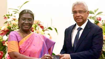 President Murmu gifts RuPay card to Mauritian PM Jugnauth; discusses ways to deepen bilateral ties