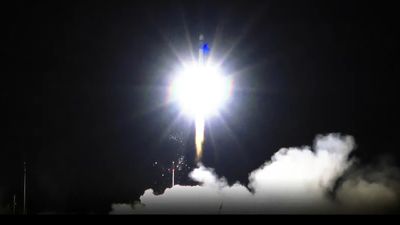 Rocket Lab launches a commercial radar-imaging satellite in dramatic night liftoff (video)