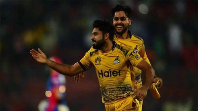 Watch: Peshawar Zalmi's thrilling last over win against Karachi Kings