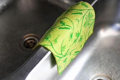 Are Swedish dishcloths more environment-friendly than paper towels? We investigate