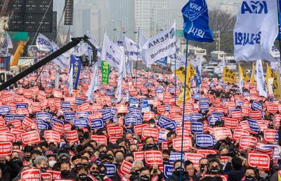 South Korea doctors’ strike: government moves to suspend thousands of medical licences