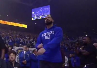 Drake recreated his infamous Kentucky locker room photo during tour stop at Rupp Arena