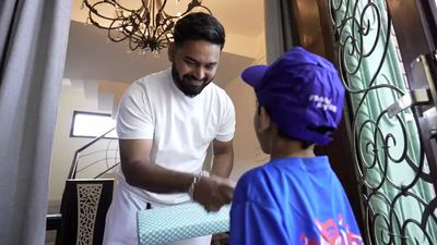 Watch: 'I am ready' - Delhi Capitals' cute delivery of Rishabh Pant's jersey