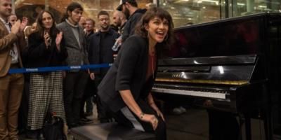 Norah Jones Surprises Fans With Live Performance At Train Station