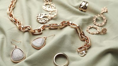 How to clean jewelry to make it sparkle and shine