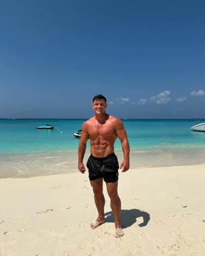 Rob Lipsett Enjoying Sun And Sea Vibes In Cayman Islands