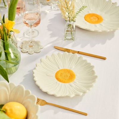 Flower plates are taking over spring tablescapes – these are the 6 worth buying