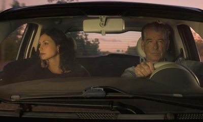 Fast Charlie review – Pierce Brosnan in 90s-style thriller, complete with exploding doughnut
