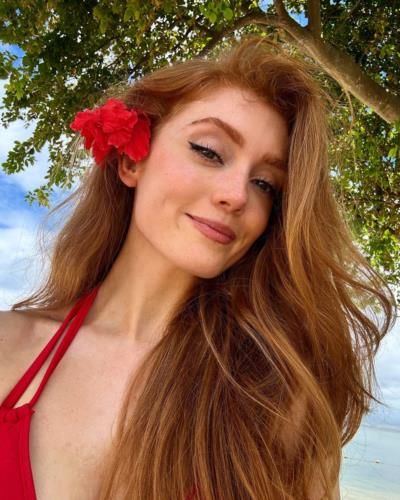 Captivating Beauty: Jessica Gagen's Serene Mauritius Morning Selfie