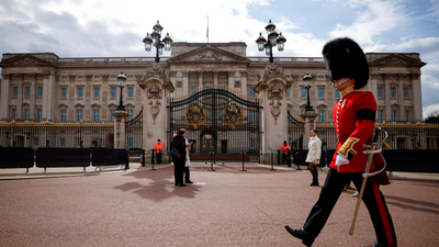 Tourists Slammed For 'Taking the P*ss' Out Of Royal Guard - Netizens Praise UK Cop Who Scolds Them