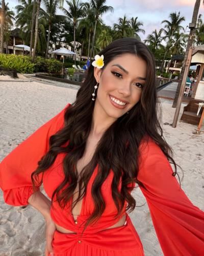 Radiant Beauty: Leticia Frota's Beach Selfie